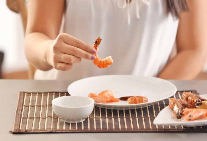 Minum Jeruk Habis Makan Udang Bikin Keracunan? Dokter Bilang Itu Mitos