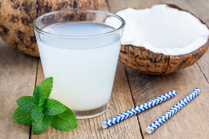 Ini 4 Manfaat dari Air Kelapa yang Bisa Bikin Wajah dan Rambut Lebih Sehat