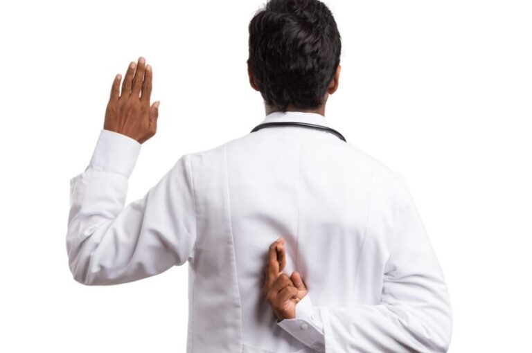 Sumpah Dokter Sering tidak Diamalkan oleh Dokter yang Mengucapkannya