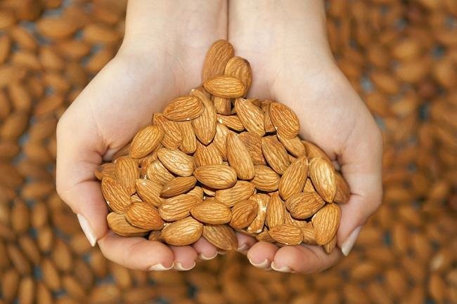 Tak Cuma Enak, Ngemil Kacang Almond Juga Bantu Kurangi Lemak Perut